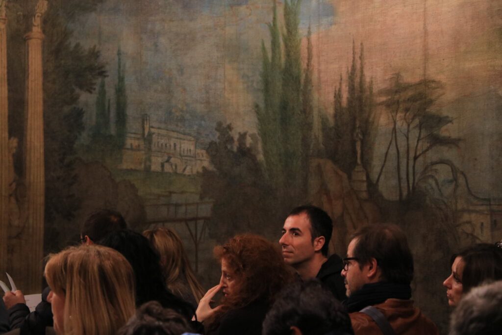 Il pubblico presente nella Sala del Liverani, col suo suggestivo sipario. Foto di Andrea Contenti. cartoceto-mariodondero-foto-di-andrea-contenti-03