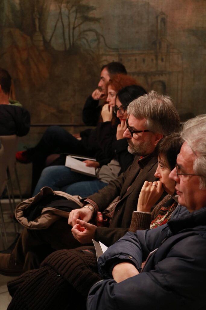 Il pubblico presente nella Sala del Liverani, col suo suggestivo sipario. Foto di Andrea Contenti. cartoceto-mariodondero-foto-di-andrea-contenti-04