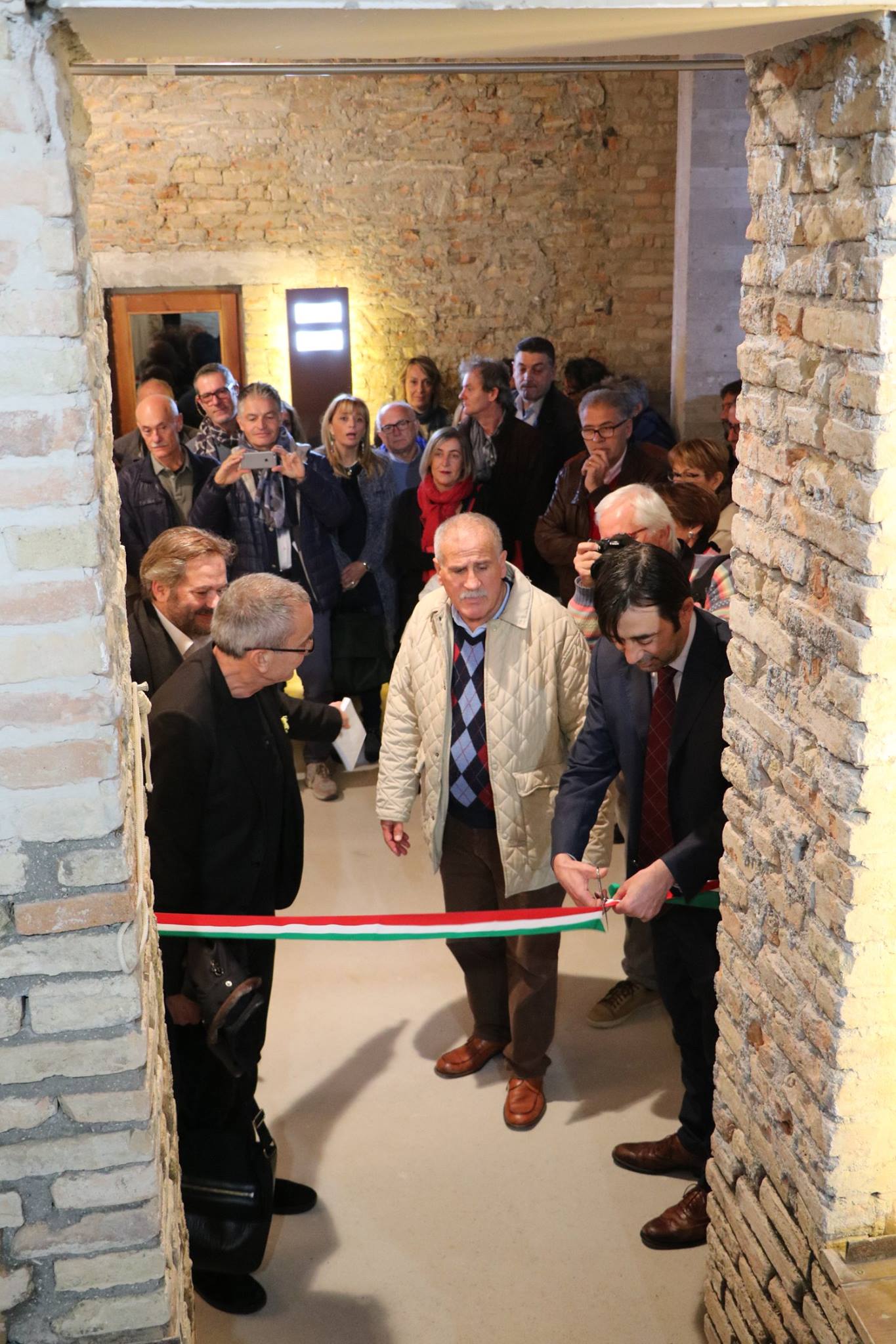 Il taglio del nastro che ha inaugurato la mostra permanente su Mario Dondero. Foto di Andrea Contenti. cartoceto-mariodondero-foto-di-andrea-contenti-05