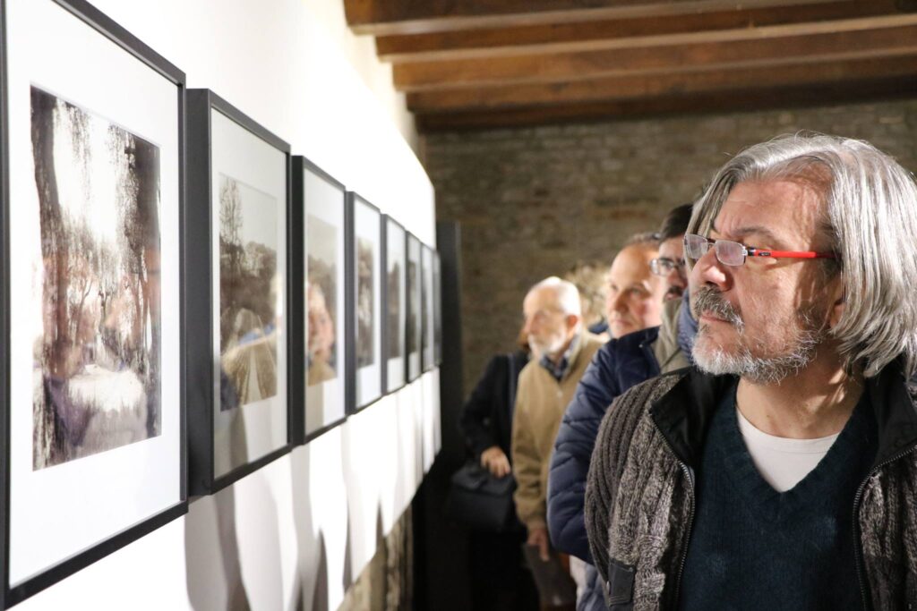 I visitatori affascinati dagli scatti del Dondero. Foto di Andrea Contenti. cartoceto-mariodondero-foto-di-andrea-contenti-06