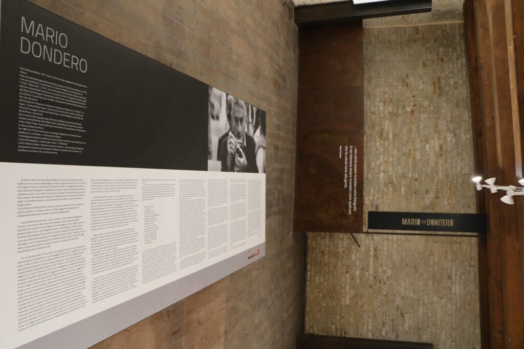 Un curioso sguardo alla mostra sul Maestro. Foto di Andrea Contenti. cartoceto-mariodondero-foto-di-andrea-contenti-07