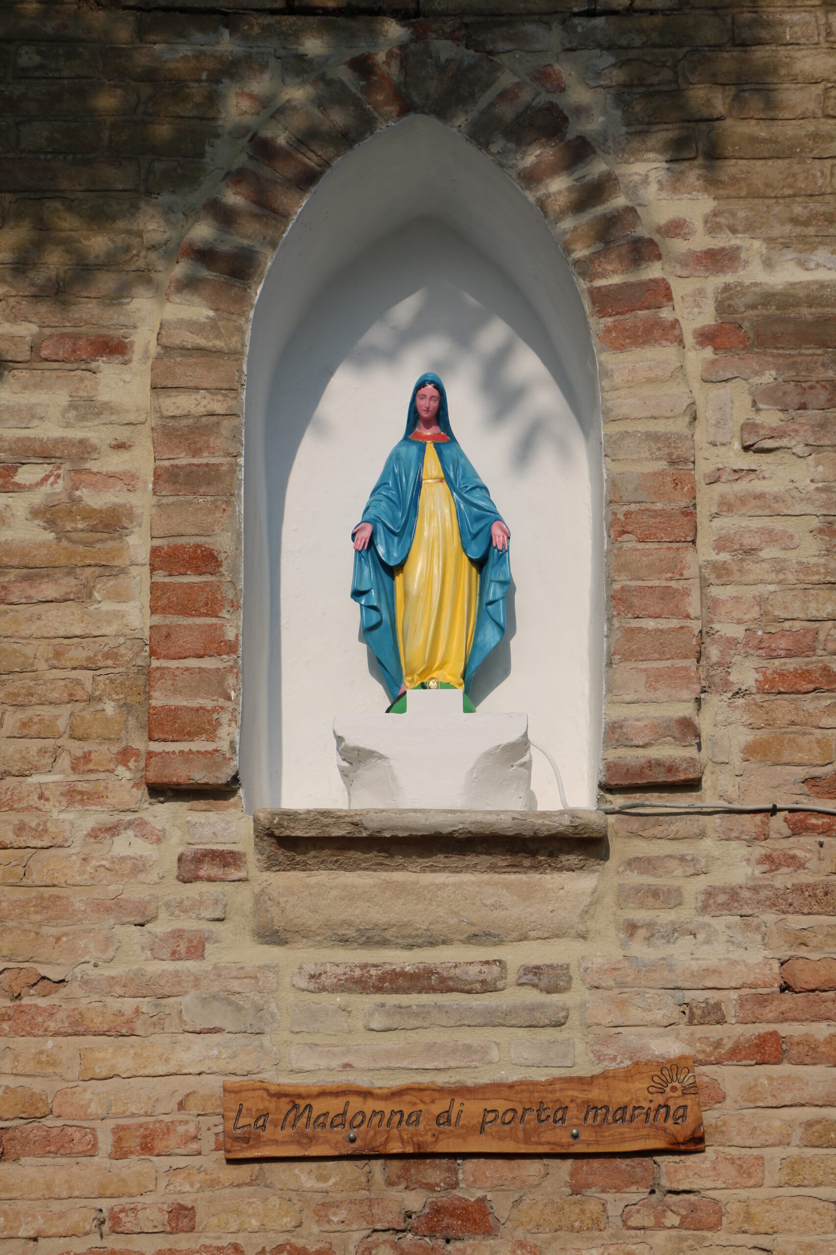La nicchia di Porta Marina, pulita e restaurata.