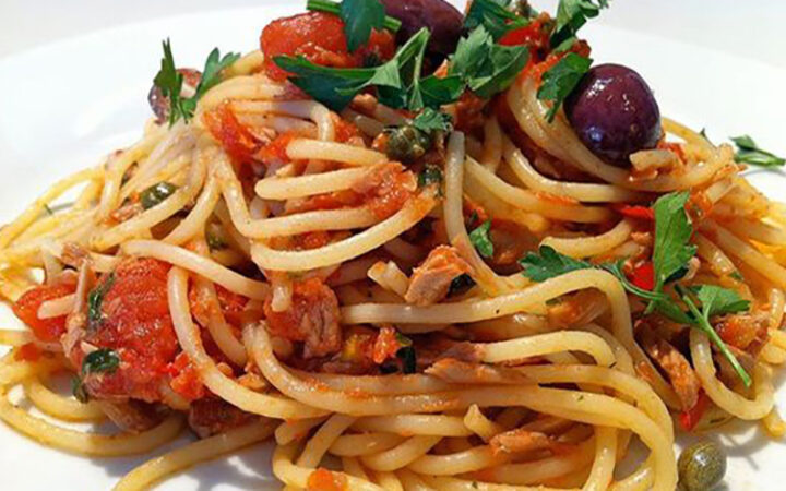 Spaghetti tonno olive e capperi
