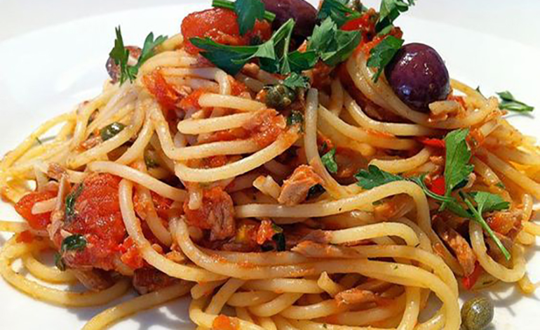 Spaghetti tonno olive e capperi